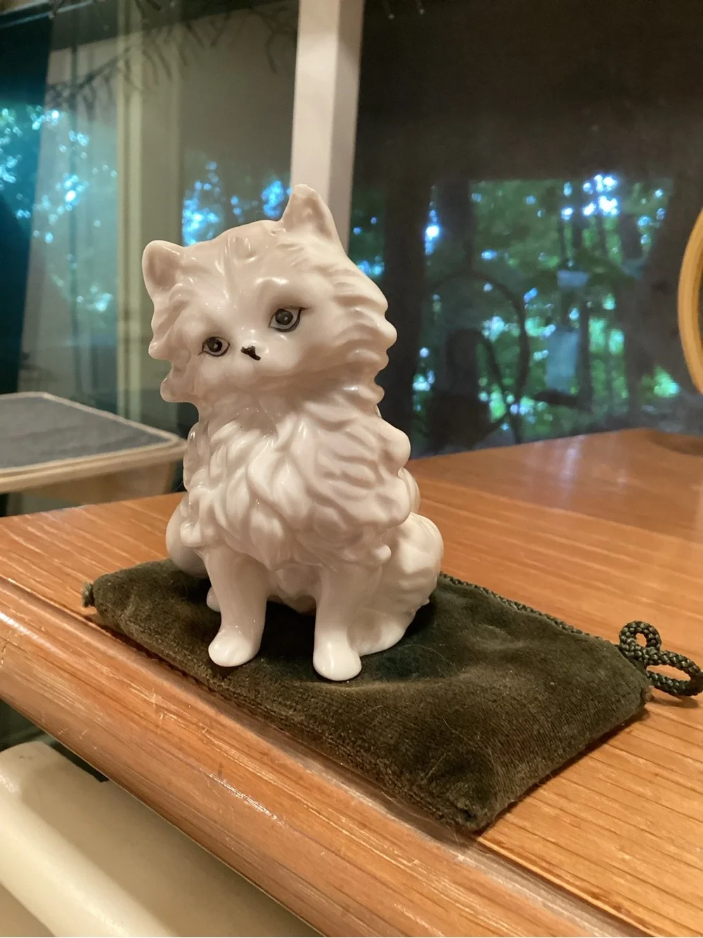 VTG MCM white Cat Figurine 4” on velvet carpet . No Call Outs